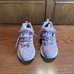 These sketchers sneakers are in like new condition.